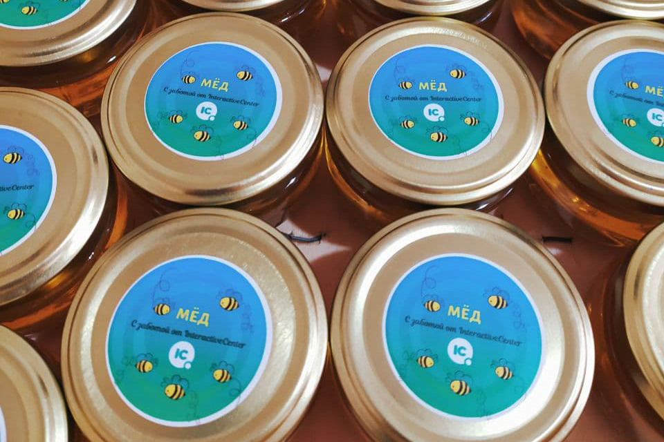 Натуральный мед лечит, клеит, а еще его собирают такие же трудолюбивые члены команды как и у нас