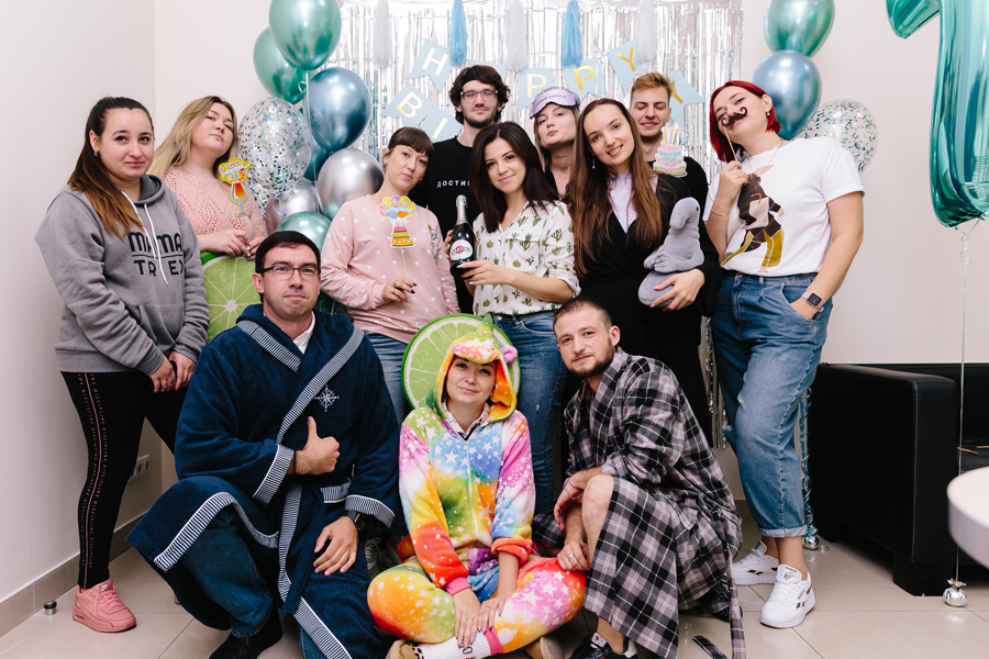 Натуральный мед лечит, клеит, а еще его собирают такие же трудолюбивые члены команды как и у нас