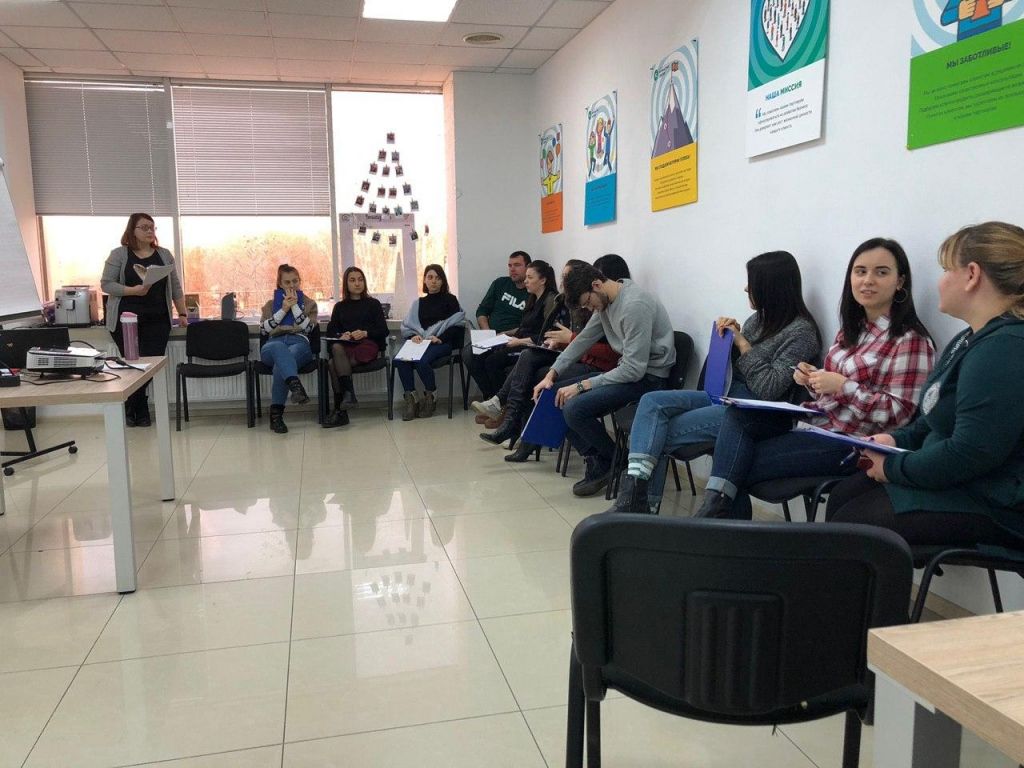 Для мозговых штурмов необходимо личное присутствие. Важна не только мимика участников, но и любые невербальные сигналы, которые сможет интерпретировать коуч